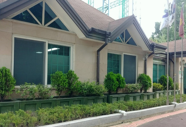 ▲구립 문래제1경로당에 미세먼지차단망을 설치한 사진