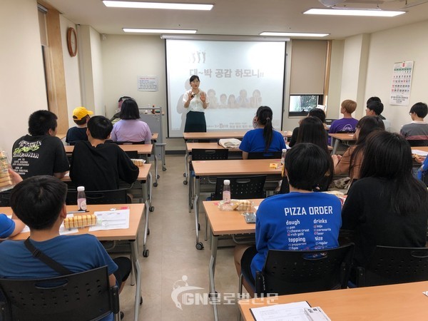 사전교육을 듣고 있는 효문중학교 학생들