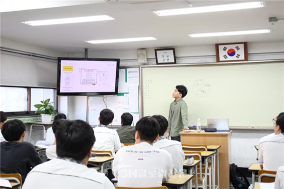 지난 5월 23일 충암고에서 진행된 전공강연 모습