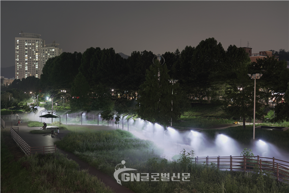 칸트의 산책길, 아이리스원 등 양재천 명소에 설치한 조명효과 넣은 쿨링포그