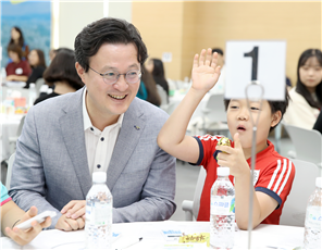 채현일 구청장과 어린이가 아동친화도시 시민참여 원탁토론회에서 이야기를 나누고 있다.