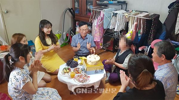 저소득 홀로어르신 생일축하 행사