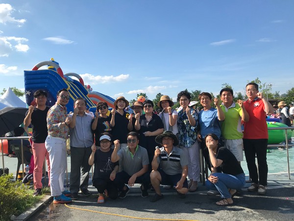 강남구 일원1동 제11기 주민자치위원들과 함께(왼쪽부터 뒤쪽 다섯번째전현희 국회의원 이다.)