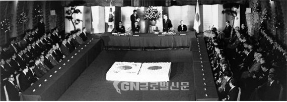 ▲‘한일조약’조인식(1965. 6. 22.)[출처: e영상역사관]