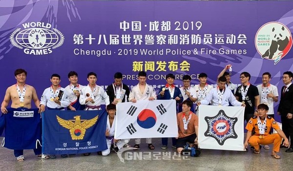 18회 청두세계경찰소방관경기대회 시상식에서 다른 수상자들과 기념촬영하고 있다.