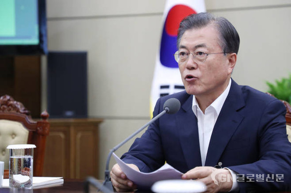 지난 5일 문재인 대통령이 청와대에서 수석·보좌관 회의중