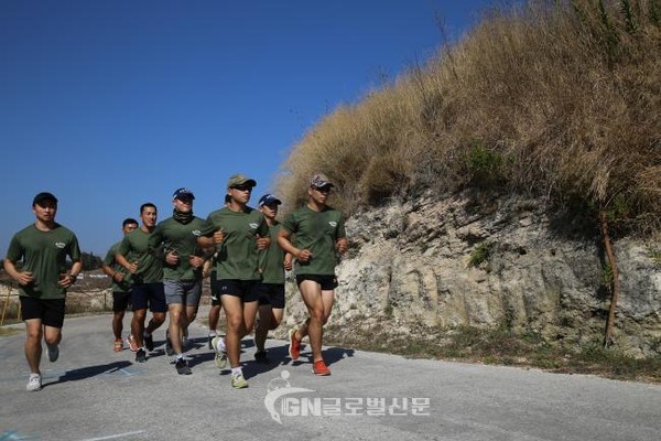 동명부대 22진 장병들이 체력단련을 위해 단체 뜀걸음을 하고 있다. 부대 제공