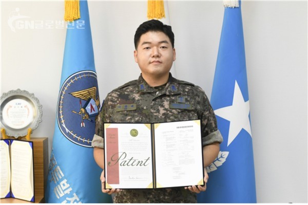 이번 특허 등록 업무를 진행한 변리사 이문태 중위(학사 138기)가 미국 특허 등록증(왼쪽)과 미국등록원부(오른쪽)을 들고 있다. (사진제공 = 상병 공민재)