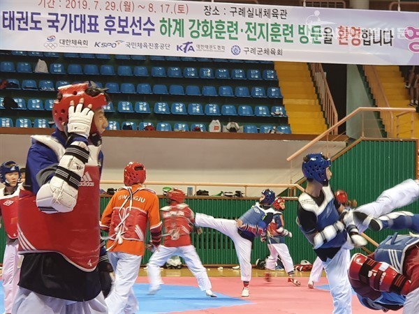 구례 실내체육관에서 여름철 담금질 중인 국가대표 후보 선수들이 비지땀을 아랑곳하지 않고 훈련에 열중하고 있다.