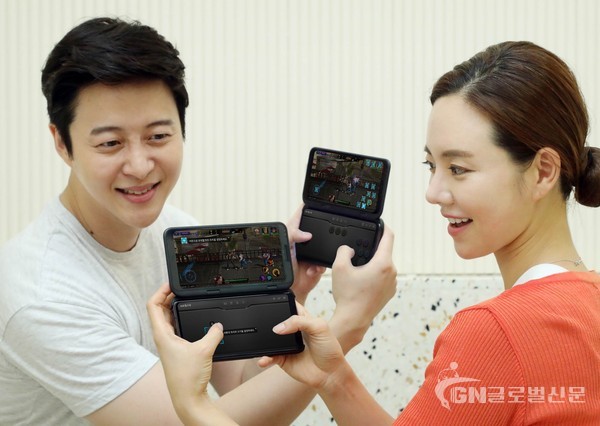 LG전자 모델들이 나만의 게임패드 기능을 통해 만든 게임패드로 게임을 즐기고 있다