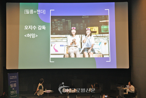관객들이 오지수 감독 허밍의 스틸컷 장면에 대한 설명을 듣고 있다