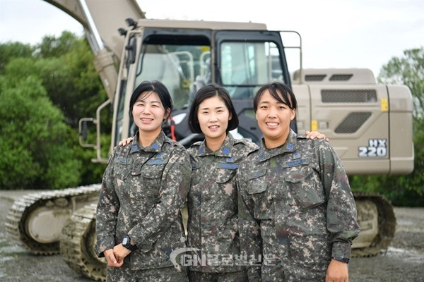 여군 중장비 기사 3총사인 황수미(왼쪽) 중사, 신희정(오른쪽) 상사, 강아영 하사.-공군제공-