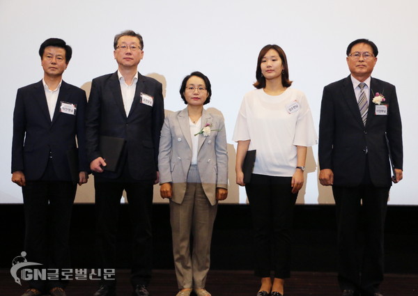 왼쪽부터 예산군 보건소 박찬영, 한국프로축구연맹 조연상, 천주교한마음한몸운동본부 임수현, 한국조혈모세포은행협회 이양화 사무총장이 질병관리본부 장기이식관리센터 박옥 센터장(가운데)과 기념사진을 촬영하고 있다
