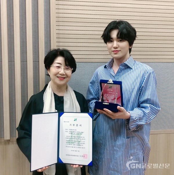 왼쪽부터 강남식 농어촌청소년육성재단 사무총장과 아이돌이 만난 문학에 참여한 인피니트 이성종 씨가 기념사진을 찍고 있다