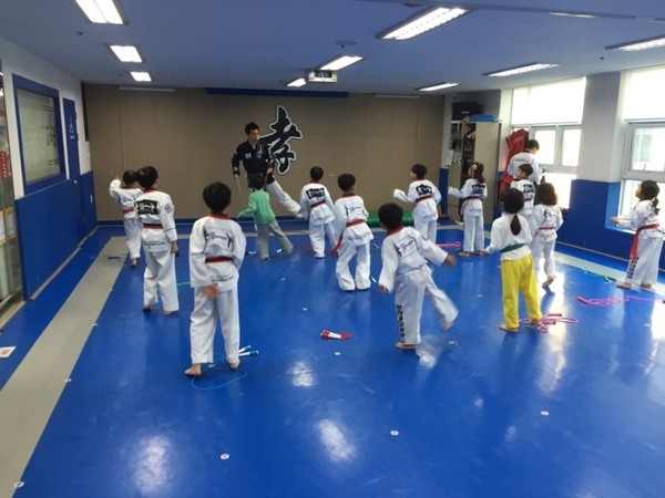 집중력이 높은 수업을 윤영완 관장이 진행하고 있다.