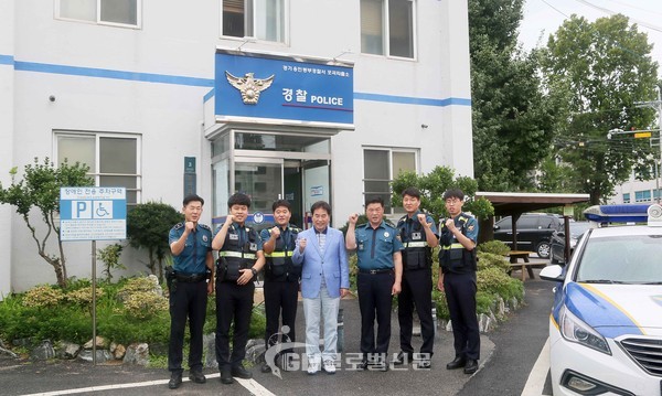 백군기 용인시장이 포곡파출소 직원들과 기념사진을 촬영하고있다.