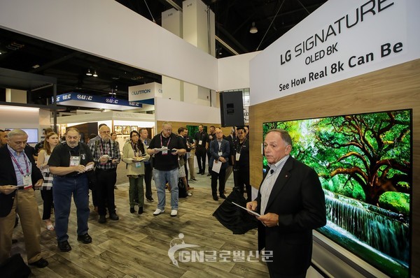LG전자가 미국 덴버에서 열린 영상가전 전시회 CEDIA 엑스포 2019 전시회에서 관람객들에게 리얼 8K 올레드 TV LG 시그니처 올레드 8K를 소개하고 있다
