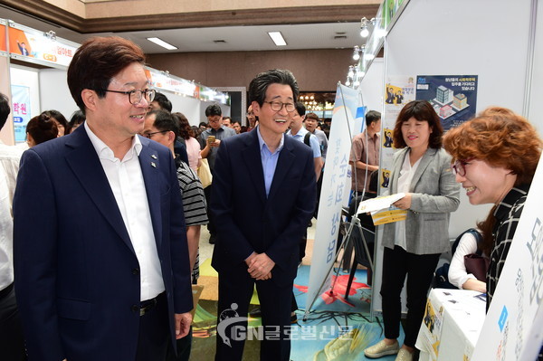 지난6월열린수원시일자리박람회를찾은염태영시장과이목희일자리위원회부위원장