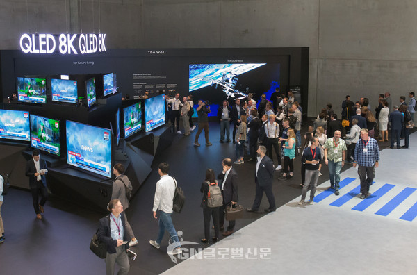 독일 베를린에서 열린 유럽최대 가전전시회 IFA 2019 에서 관람객들이 삼성전자의 QLED 8K TV를 살펴보고 있다