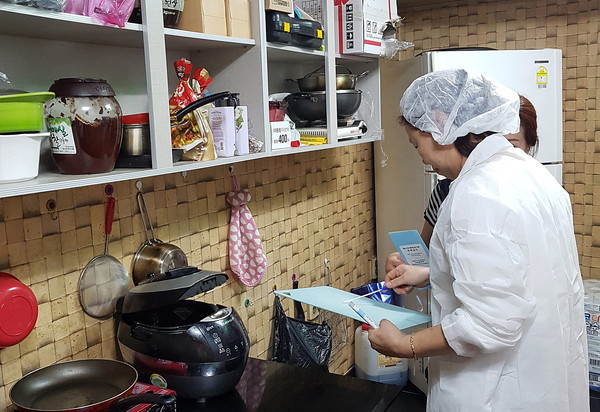수원시 관계자가 외국인이 운영하는 음식점에서 불법 수입식품(식재료) 사용 여부·위생 실태 등을 점검하고 있다.