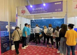 치매 극복 박람회에 옴니핏 마인드케어와 옴니핏 VR을 체험하기 위해 모인 관람객들이 모여있다