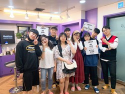 고등싱어 결승전 참가자와 멘토 BJ들이 기념사진을 찍고 있다