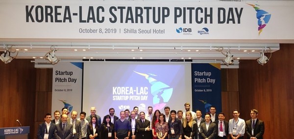 한-중남미 스타트업 피치데이(Korea-LAC Startup Pitch Day) 후 발표를 진행한 기업들이 기념촬영