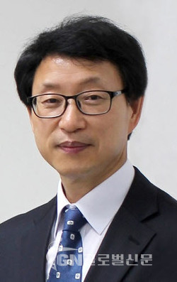 이치수 심사평가위원장(현 세계언론협회 회장 겸 대한인터넷신문협회 회장, 뉴스전문포털제휴평가위원회 평가위원장)