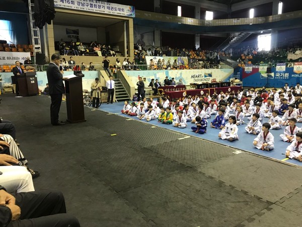 정창호(강남구태권도협회 회장) 회장 대회사를 하고 있는 장면