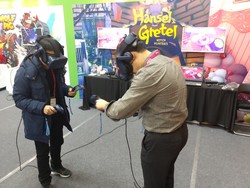 지스타에 참가한 에이디엠아이의 ‘헨젤과 그레텔’ 콘텐츠를 체험하고 있는 VR관련 해외바이어들