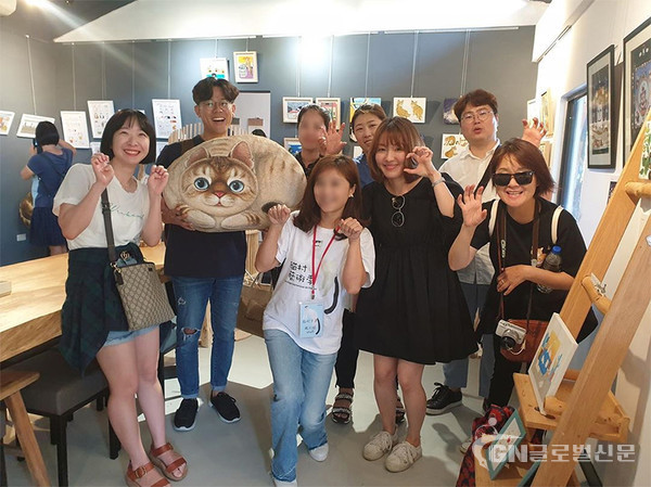 왼쪽부터 두 번째 김명철 수의사와 냥냥트래블 참가자들