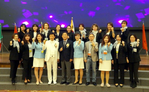국제휴머니티총연맹(총재 정진욱).국제휴먼올림픽 조직위원회(장대식 조직위원장). 세계건강뷰티협회장(송자 회장) 및심사위원단