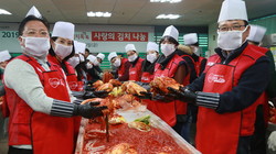 LG전자 임직원들이 봉사활동을 하고 있다