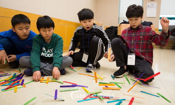 국립중앙청소년수련원 겨울방학 과학캠프 참가 청소년들이