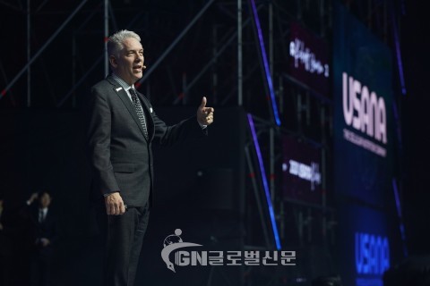 유사나헬스사이언스 CEO 케빈 게스트(Kevin Guest)가 특별 게스트로 나서 기업의 핵심 가치와 비전을 공유하고 있다