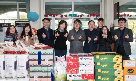 한국농수산대학 교직원들이 대학 인근 사회복지시설을 방문해 위문금과 위문품을 전달하고 기념사진을 촬영했다
