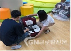 지난해 광진구 육아종합지원센터 장난감 도서관에서 카시트를 대여해주고 있는 모습