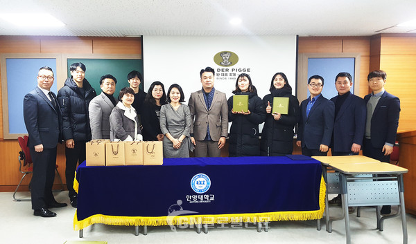 세이지영 박승혜 대표, 한양대학교 문광선 교수, 명미나 선수, 장은지 선수, 김현승 선수, 이택기 선수가 반데르피게 제품 후원 협약식에 참가해 기념촬영을 하고 있다