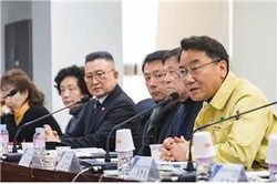 6일 신종 코로나바이러스 감염증 극복을 위해 기획상황실에서 열린 ‘직능단체장·유관시설장 대책회의’에서 현재 상황을 전달하고 있는 김선갑 광진구청장