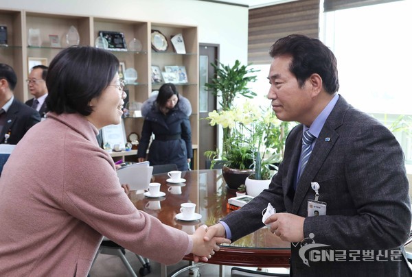 백군기 시장 농관원 관계자 협의