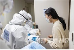 4일 세종대 임시거주시설에서 유학생 방문 검진을 실시하고 있는 광진구청 의료진