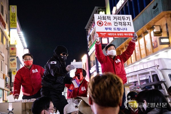 레드엔젤과 배우 김보성이 사회적 거리두기 2m 간격유지를 부탁하며 마스크와 손소독제, 바이러스 패치를 전달하고 있다서울--(뉴스와이어) 2020년 03월 30일 -- 레드엔젤이 배우 김보성과 함께 3월 1