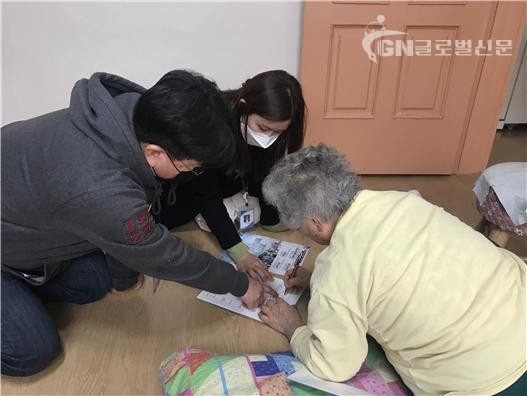 응암제1동 주민센터 우리동네 주무관이 거동이 불편한 어르신을 방문하여 재난긴급생활 지원비 신청을 받고 있다(2020.3.31.)