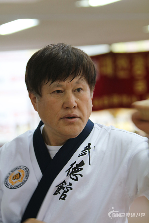 땀 흘리며 태권도 수련하는 오노균 총재