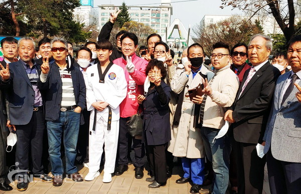 서울 노원을 이동섭 국회의원 후보와 태권도계 원로 및 17개 시도협회임원‘태권트롯’ 나태주 가수와 '4·15총선 대국민 호소 유세'에서 인사를 하고 있다.