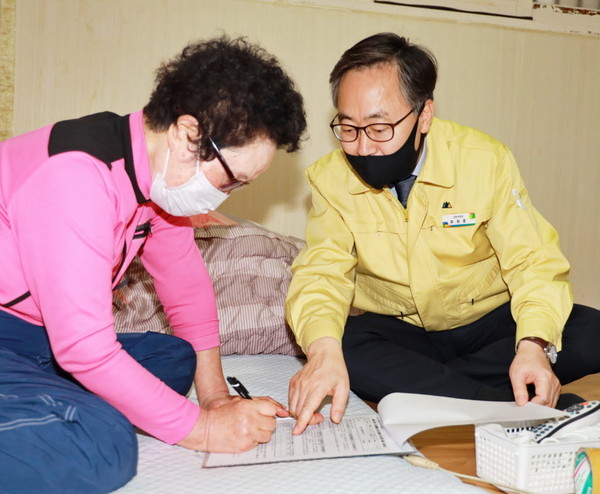 유성훈 구청장 재난긴급생활비 찾아가는 접수 진행