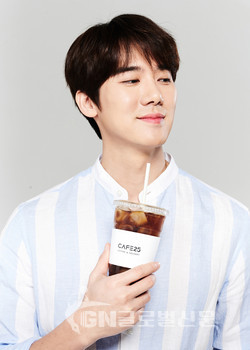GS25의 프리미엄 원두커피 카페25의 모델인 배우 유연석