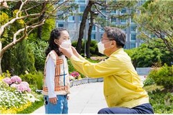 1일 다가오는 ‘어린이 날’을 맞아 어린이에게 마스크를 선물하고 있는 김선갑 광진구청장