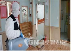 광진구 소재 어린이집에서 전문업체가 방역소독을 실시하고 있는 모습