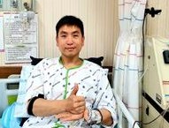 박기범 중령(진)이 조혈모세포 기증을 완료한 후'코로나19' 진료를 위해 혼신의 힘을 다하고 있는 의료진에 고마움과 존경의 마음을 담아 덕분에 챌린지 포즈를 취하고 있다.